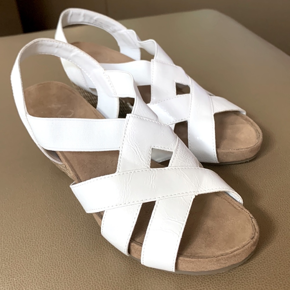 Wedge sandals in white
